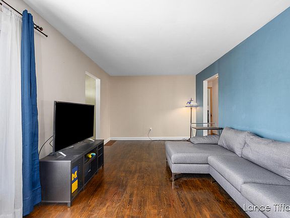 4th image of 2114 Emerald Ave NE