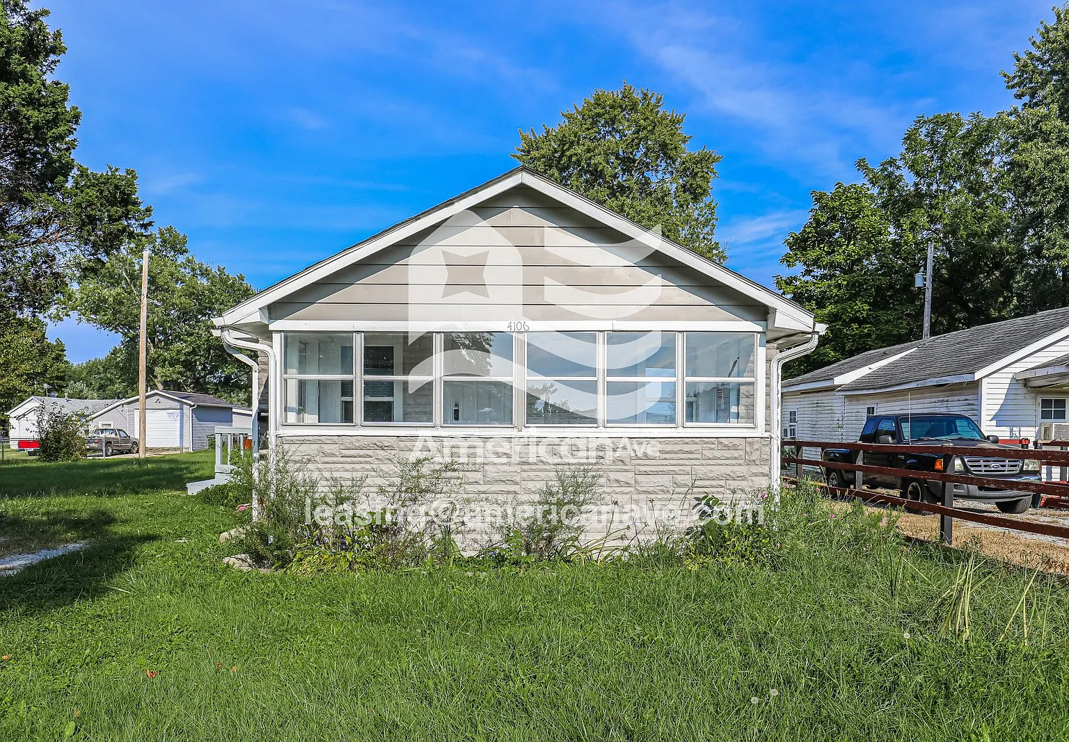 2 bed, 1.0 bath, 851 sqft, $995 — Photo 1