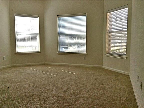 3rd image of 121 Oriole Dr