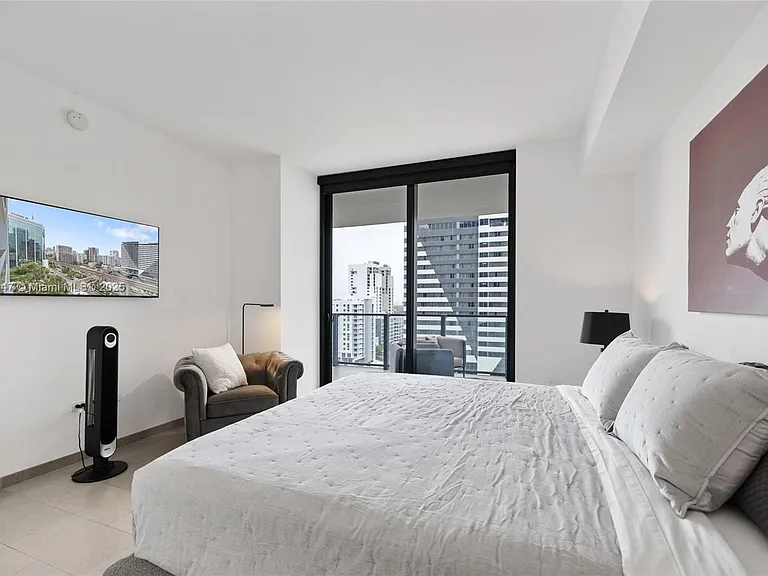 88 SW 7th St #1010 — Photo 5