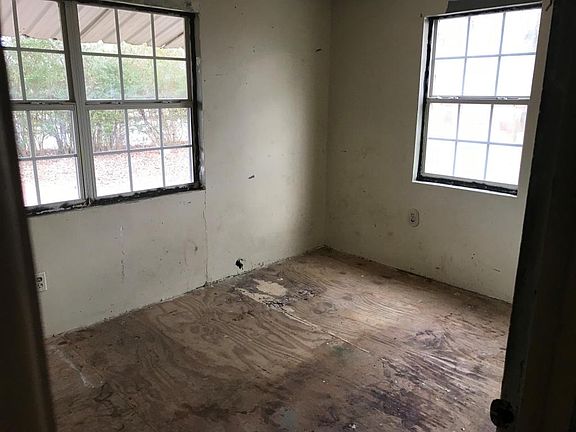 5th image of 143 Walnut St