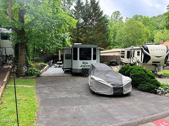2nd image of 4229 E Pkwy #44