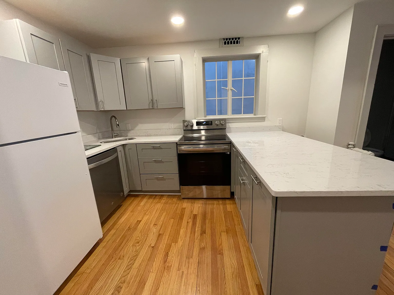 1 bed, 950 sqft, $1,675 — Photo 2