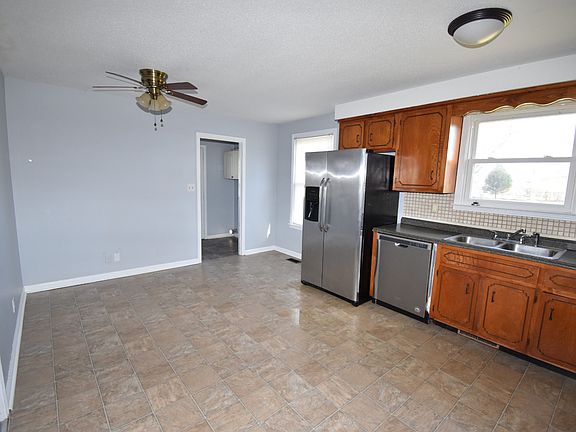 4th image of 577 Donna Dr