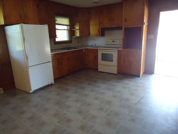 3rd image of 555 Cedarbrook Dr