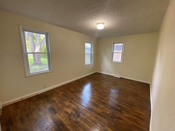 4th image of 1155 Forest Ave