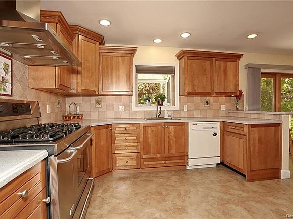 4th image of 10 Smith Ct