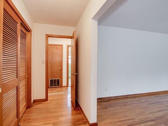 4th image of 595 Woodland Dr