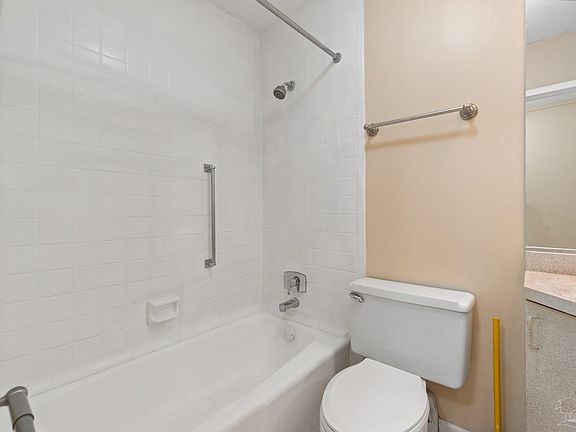 5th image of 224 E Garden St APT 427