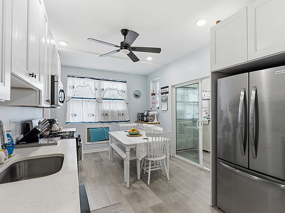 4th image of 5600 Seaview Ave #1