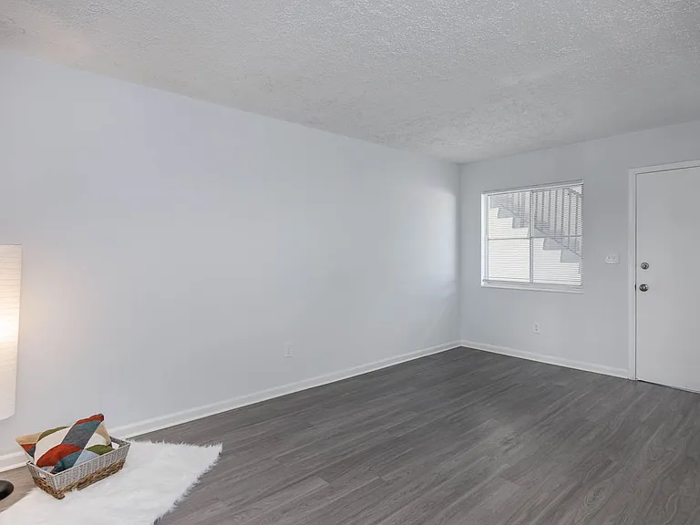 115 Seminole Ave W — Photo 33