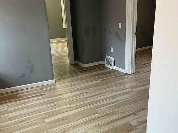 5th image of 23 Schuyler St APT 2