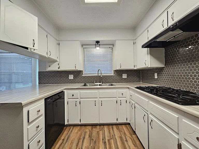 2301 Zinnia Ct — Photo 3