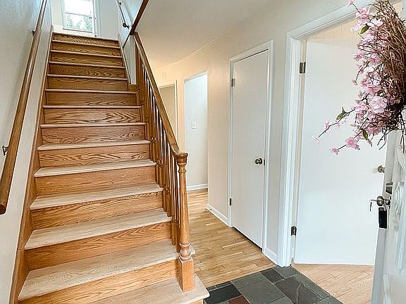 4th image of 221 Maplewood Ests