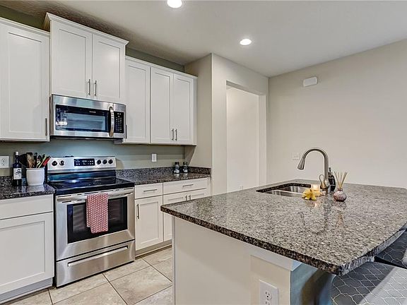 5th image of 81 Bush Pl