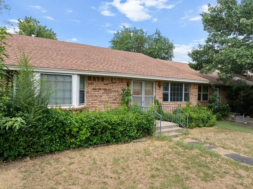 1425 N Stoneridge Manor — Photo 1