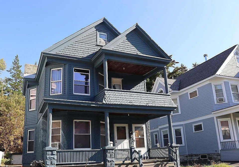 826-28 Hampton Ave — Photo 1