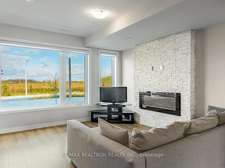 213 Downsview Park Blvd — Photo 2