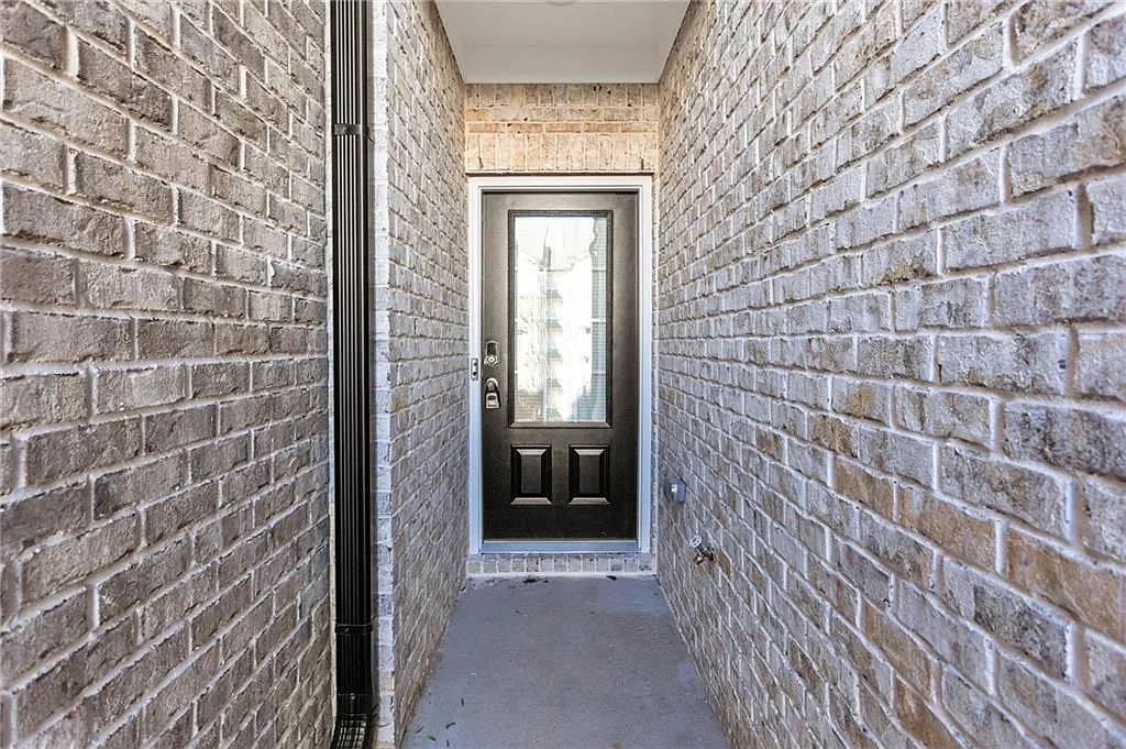 3 bed, 2.5 bath, 1888 sqft, $2,400 — Photo 3