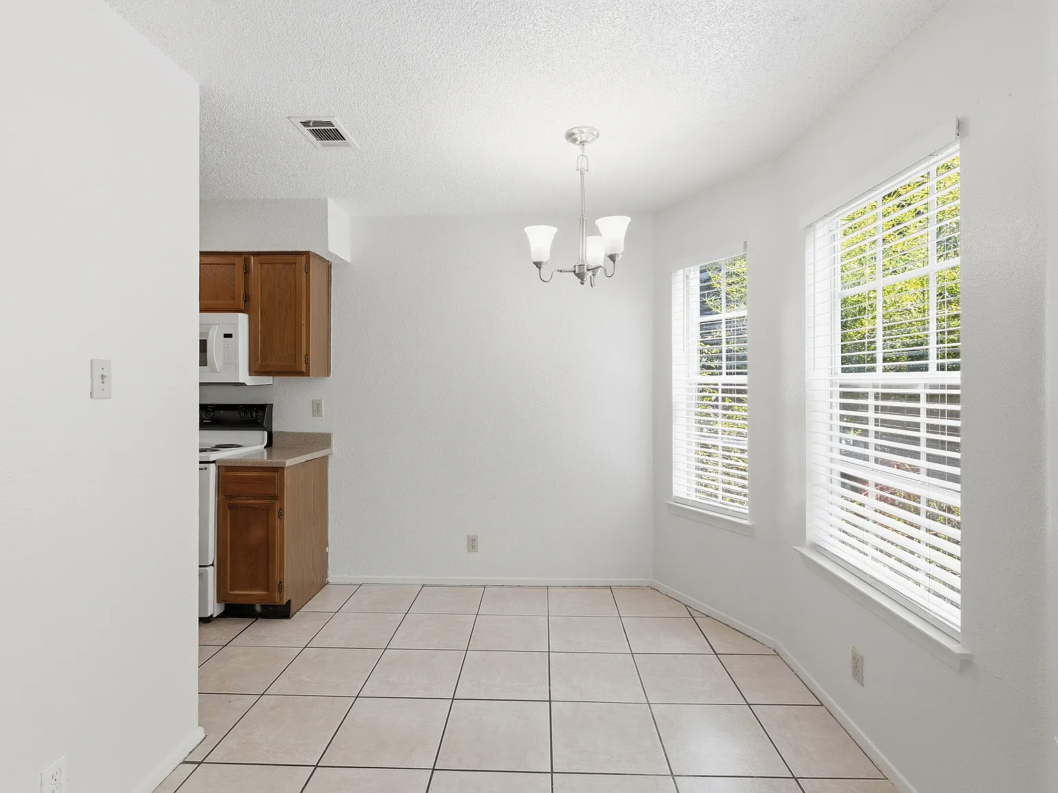 2 bed, 2.5 bath, 1023 sqft, $1,195 — Photo 2