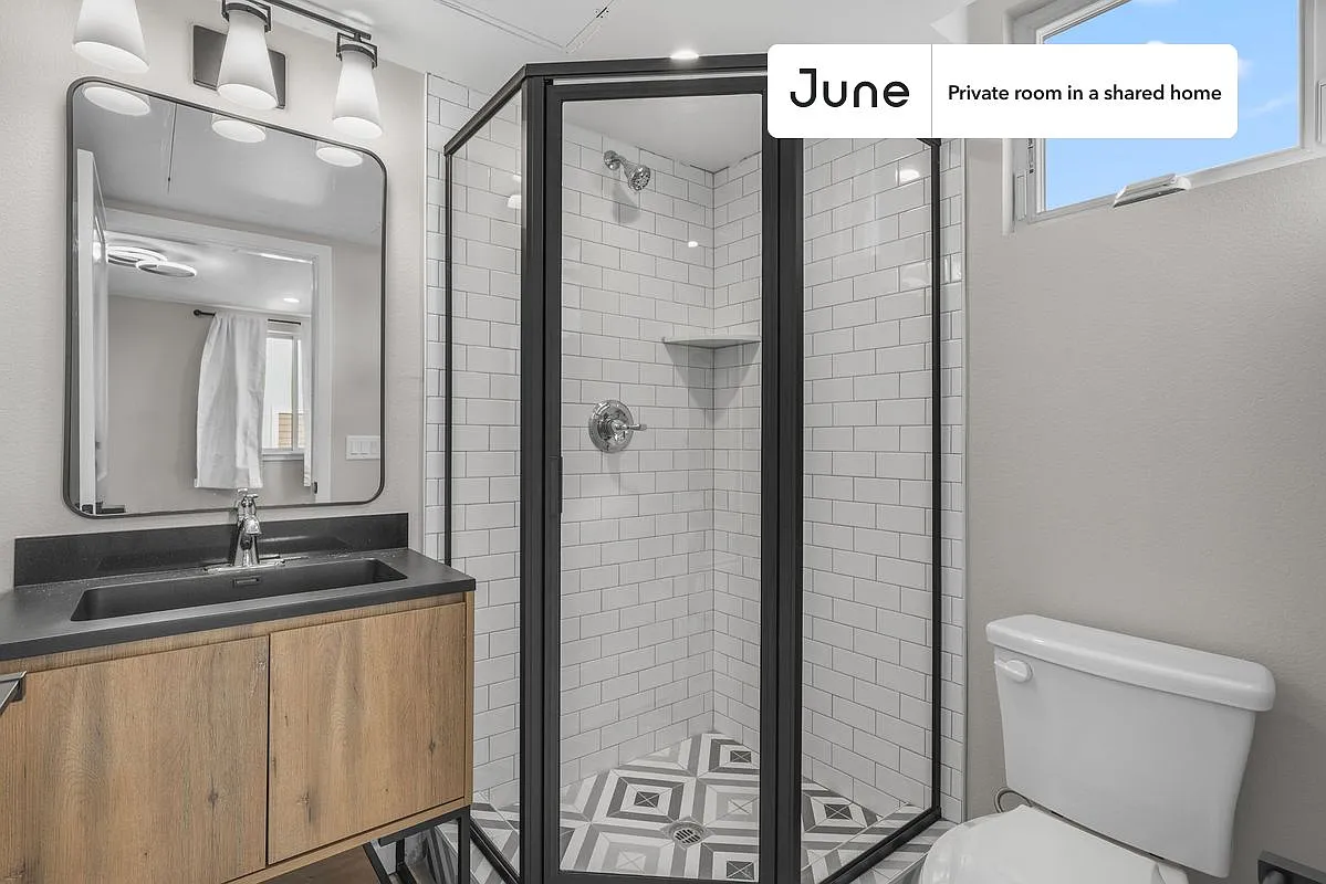 Queen bedroom in 5 bed/5 bath home in Boyle Heights #1828 C — Photo 4