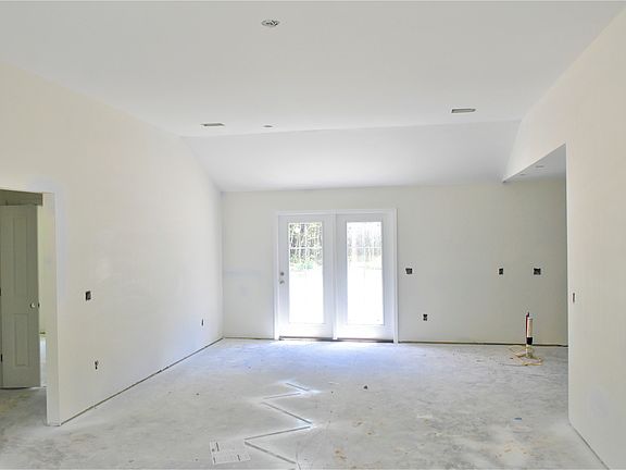 3rd image of 783 Bluff Rd