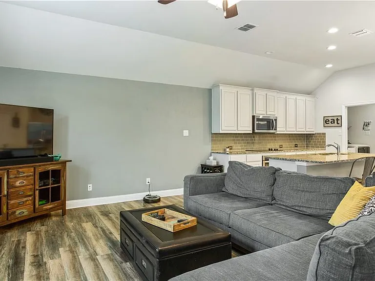 260 Hilltop Dr — Photo 12