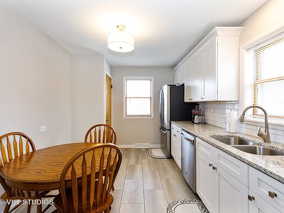 4th image of 826 E 161st St