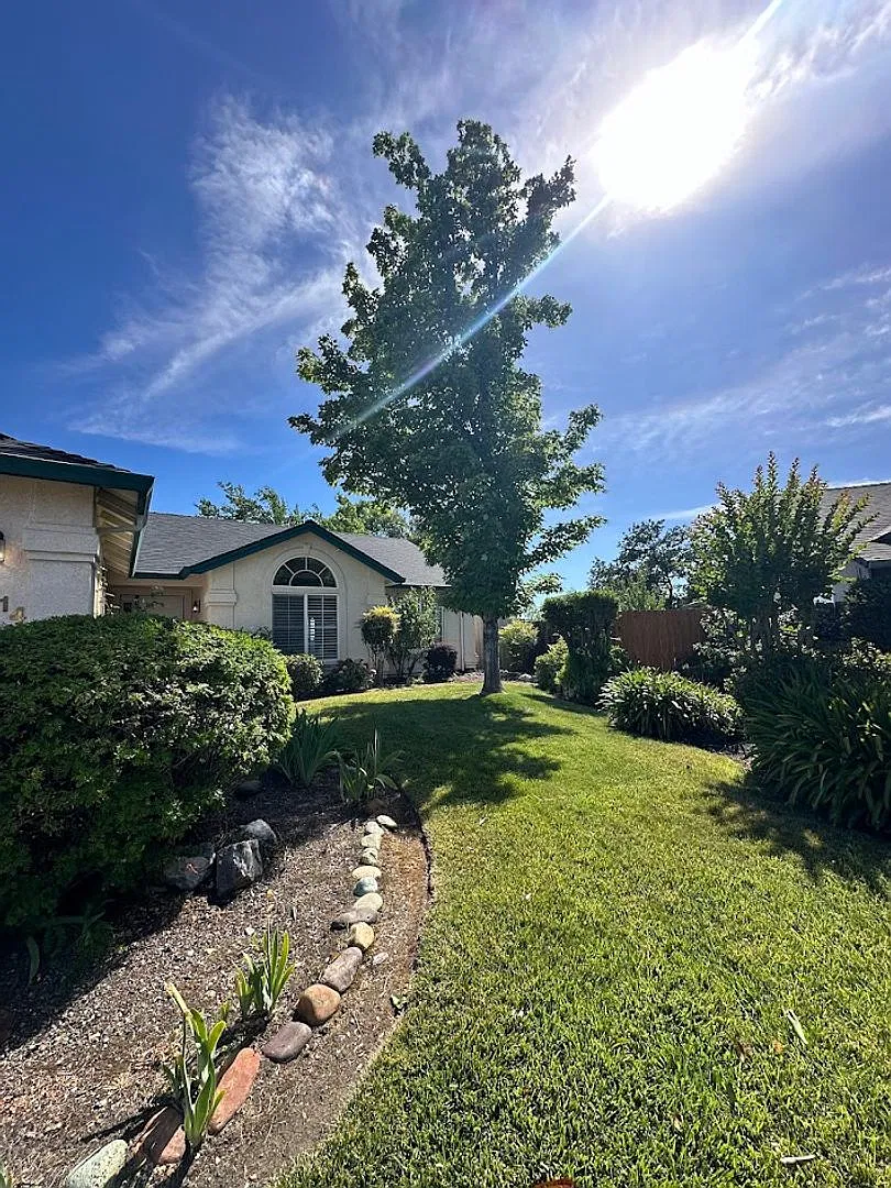 A Place to Call Home! 3 Bedrooms, Cozy Fireplace & Covered Patio! — Photo 3