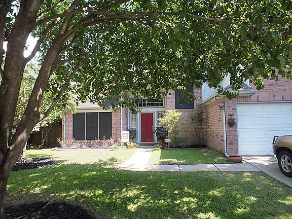 The mature trees and the front solar screens help make the home a bit more energy efficient! A MUST 