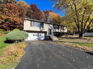 60 Sundance Cir, West Haven, CT 06516