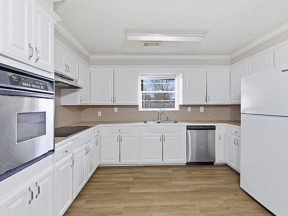 5th image of 111 Lauren Ln