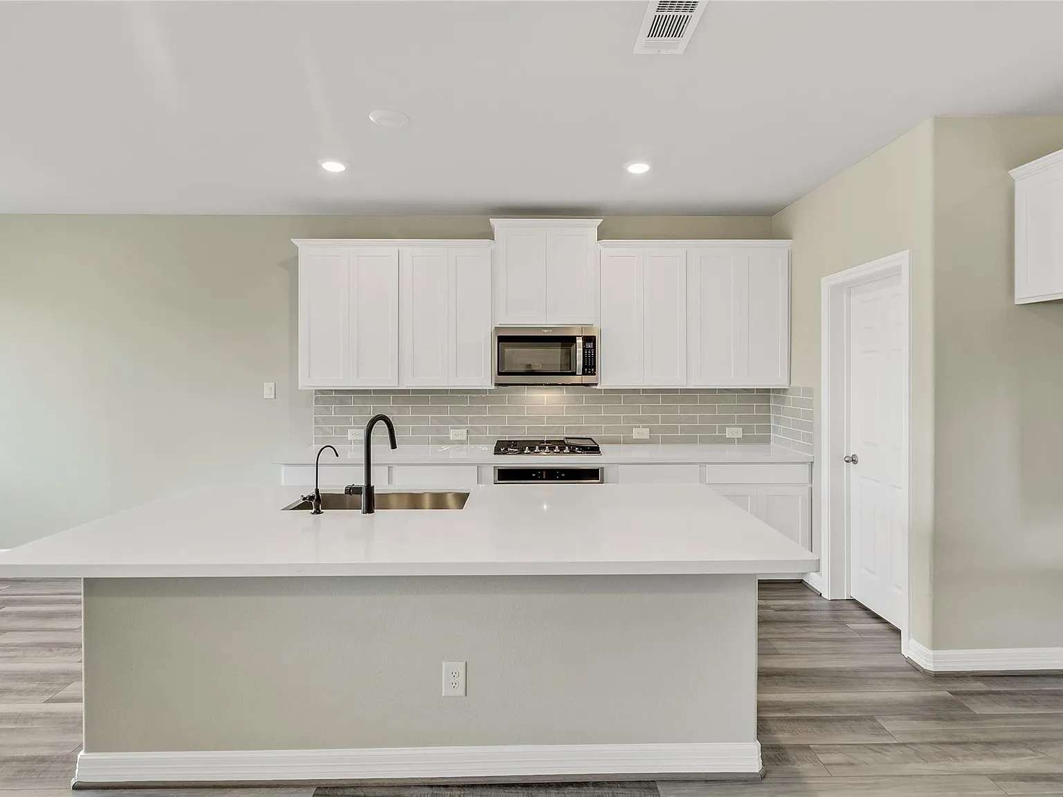 4 bed, 2.5 bath, 2494 sqft, $2,800 — Photo 3