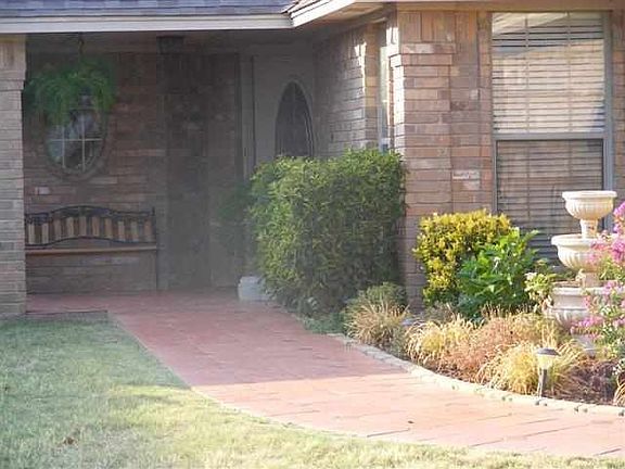 2nd image of 15 NW Heatherstone Dr