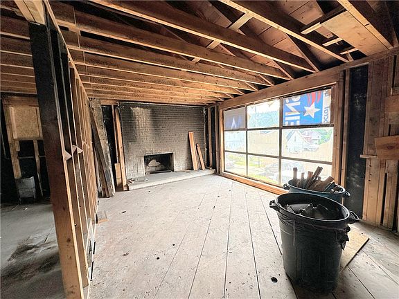 4th image of 567 Peter St