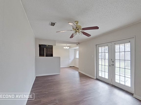 2nd image of 2810 Plaza St