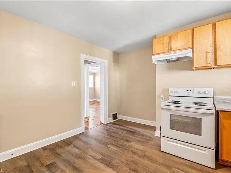 437 W 24th St — Photo 14