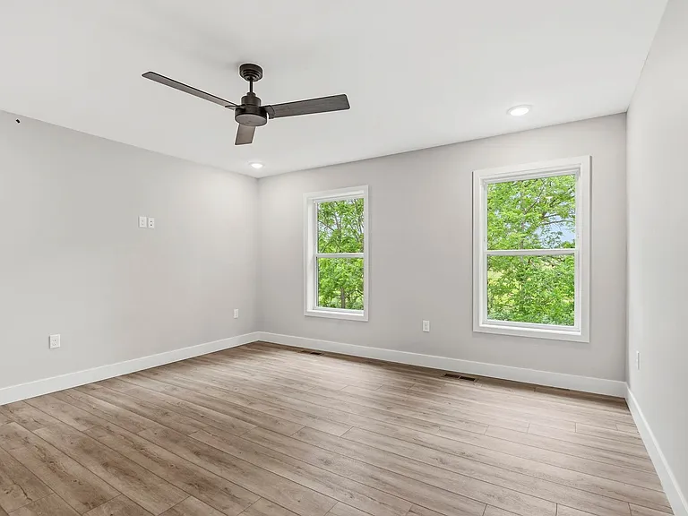 2191 W Parkview Ave — Photo 24