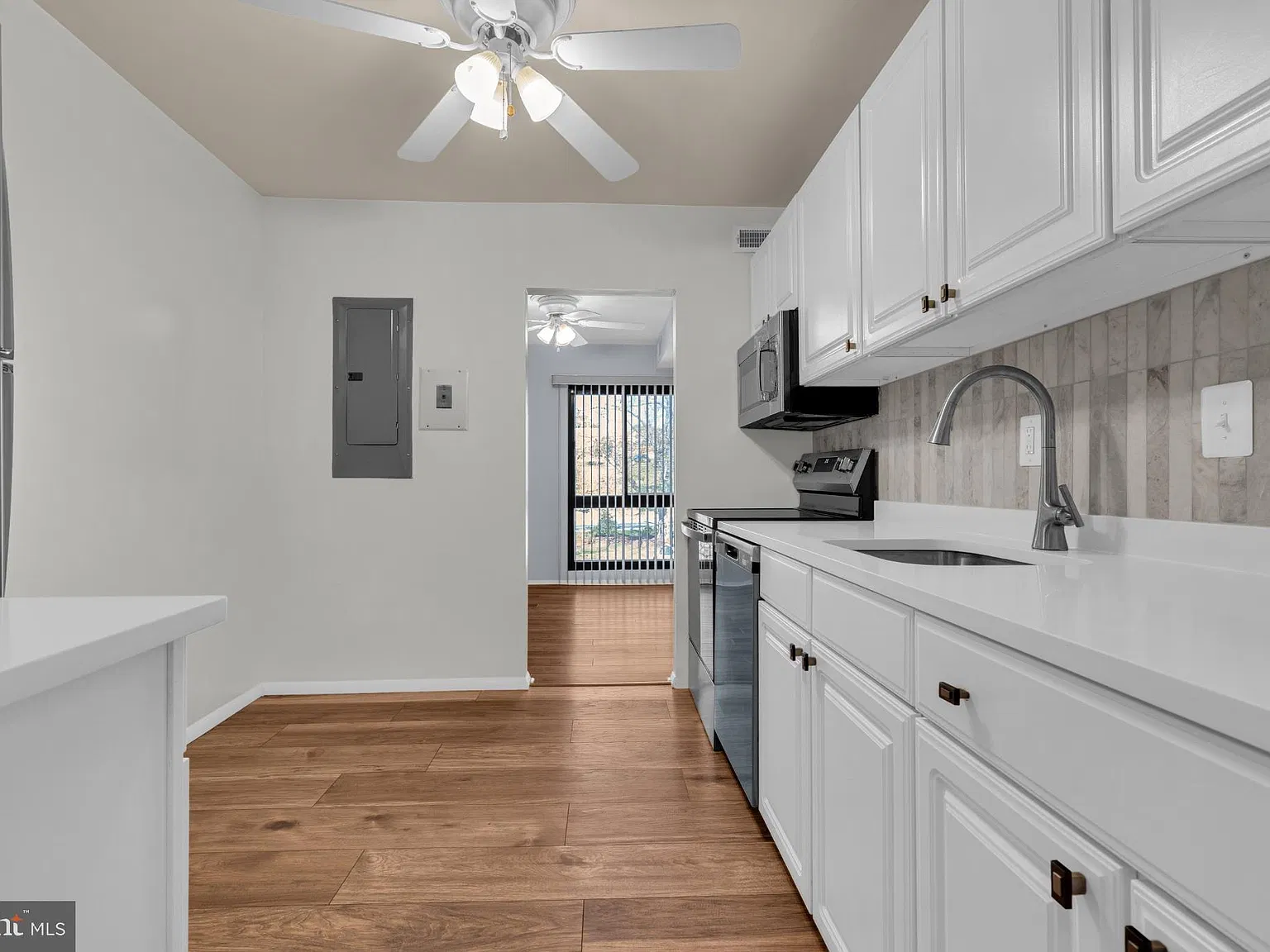 1 bed, 1.0 bath, 806 sqft, $1,900 — Photo 4