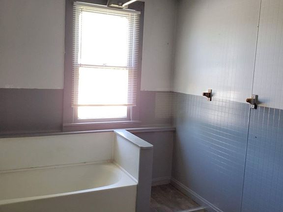 4th image of 722 1/2 E 12th St APT C