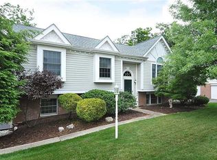 241 Randy Ln, Coraopolis, PA 15108