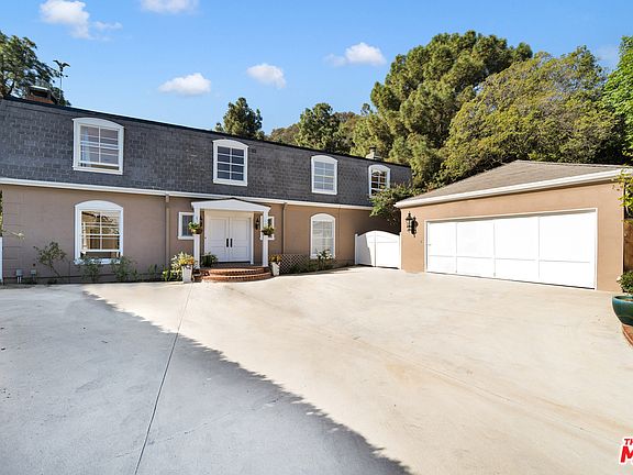 2nd image of 2649 Byron Pl