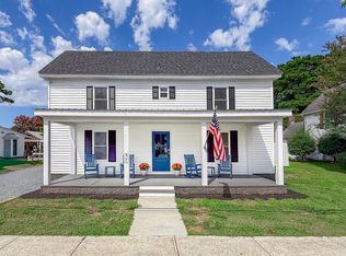 37 Main St, Wachapreague, VA 23480