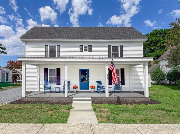 37 Main St, Wachapreague, VA 23480