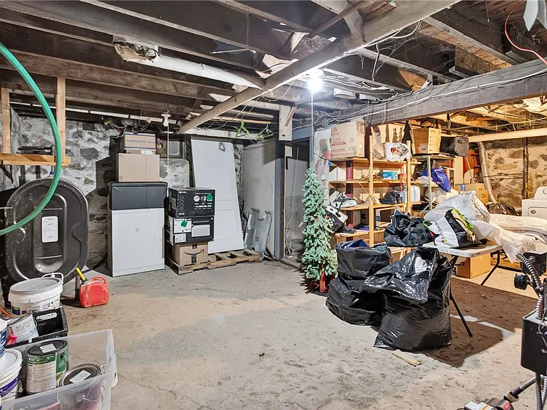 476 Providence St — Photo 41