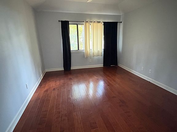 3rd image of 17 Goldfinch Ln