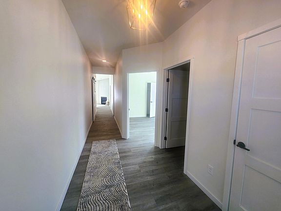 3rd image of 805 9th Ave SW #B