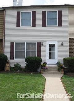 Front : Newly landscaped and edged sidewalk.