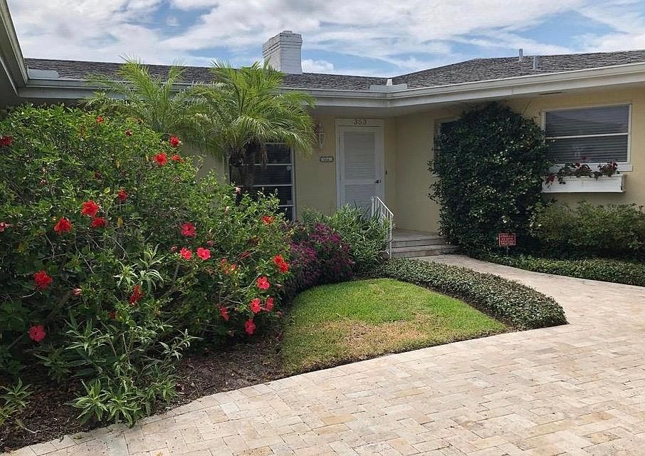 A beautifully landscaped Golfer's paradise in the heart of Ormond Beach!