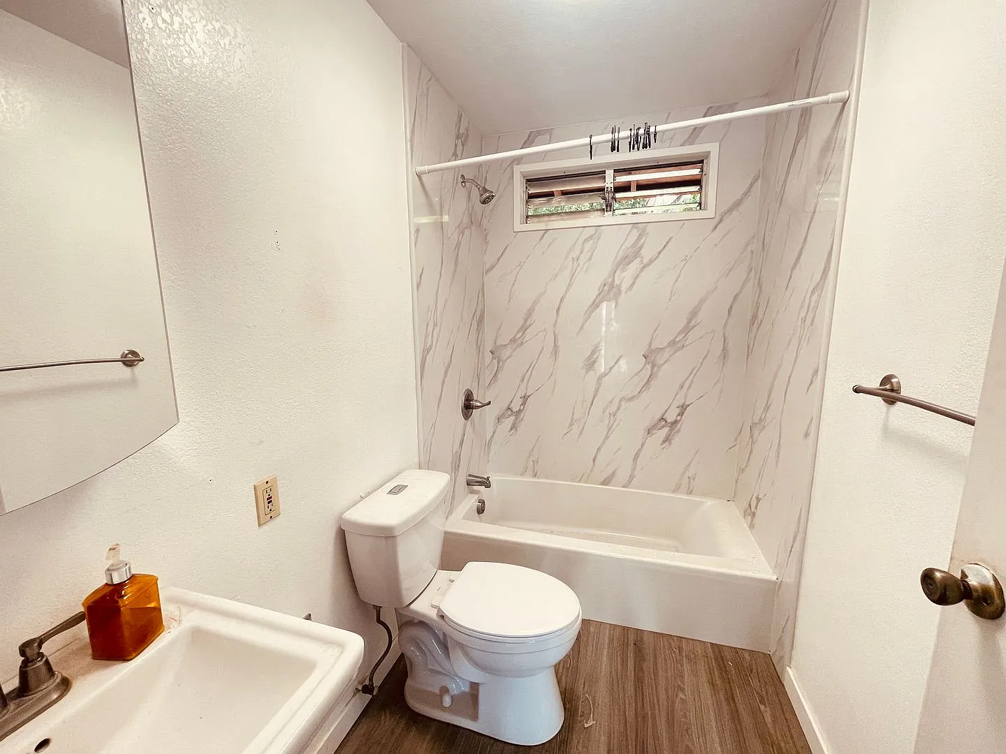 Beautifully Renovated Duplex in Prime Aiea Location Small Pets Welcome! — Photo 4